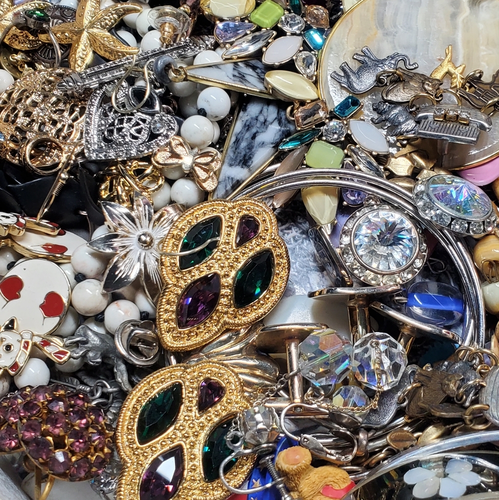 Grab Bag Of Necklaces, Bracelets, Rings, Earrings & Misc.  Brands. - Picture 10 of 16